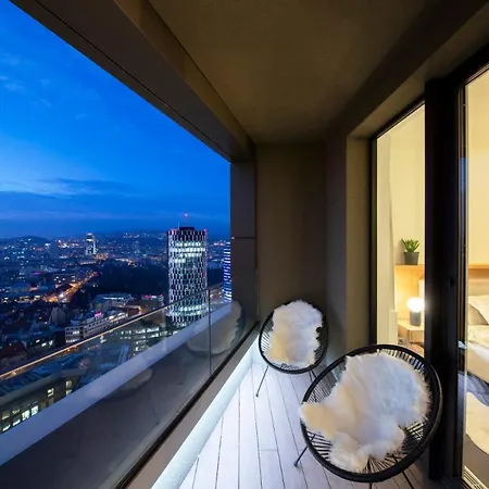 Castle View From 25th Floor - Skypark Retreat, Parking ブラチスラヴァ